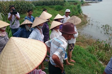Phú Thọ: Lo sợ mất đất canh tác, hàng chục hộ dân xua đuổi tàu khai thác cát