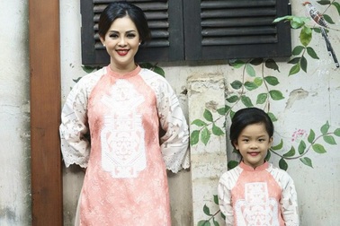 Sao nhí “Bố ơi mình đi đâu thế?” hóa thân thành “quý cô” cùng mẹ