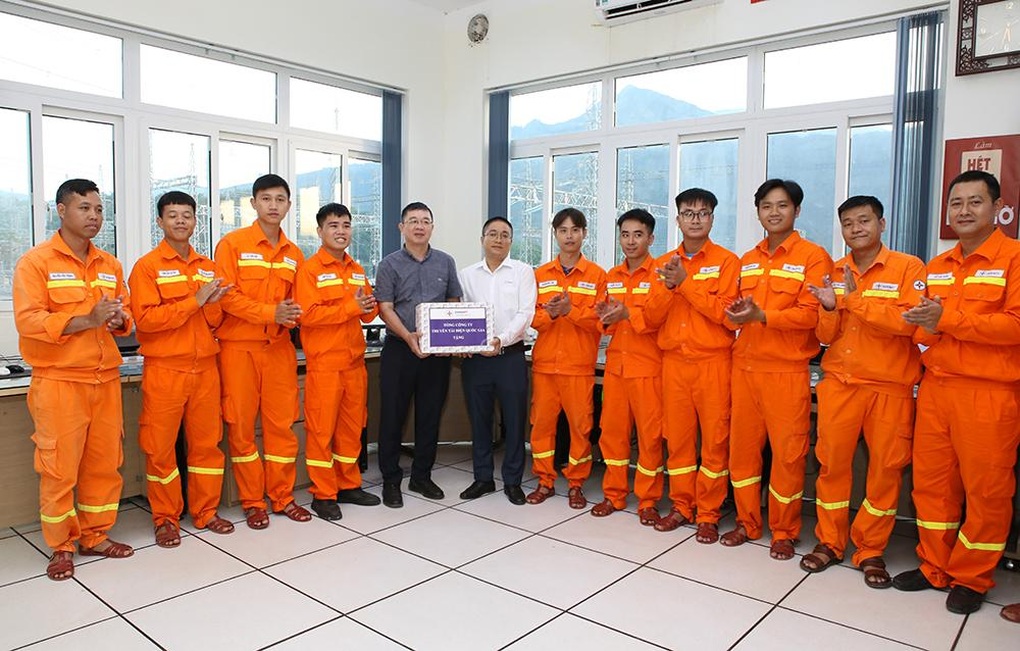 Tổng giám đốc EVNNPT kiểm tra vận hành tại Truyền tải điện Tây Bắc 2 - 9 Tổng giám đốc EVNNPT kiểm tra vận hành tại Truyền tải điện Tây Bắc 2 - 9