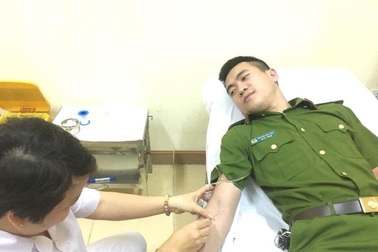 Hai chiến sĩ công an kịp thời hiến máu cứu bệnh nhân qua cơn nguy kịch