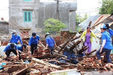 Hàng nghìn bạn trẻ xung kích về vùng lũ giúp dân khắc phục bão lũ