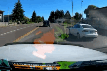 Tạt đầu ô tô, người đi xe máy phải trả giá đắt