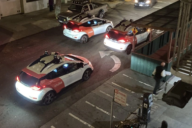 Đang đi thì "chết đứng" giữa giao lộ, taxi tự lái gây tắc đường ở Mỹ