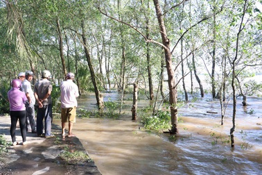 Sà lan chìm lúc 4 người đang ngủ, 3 người mất tích