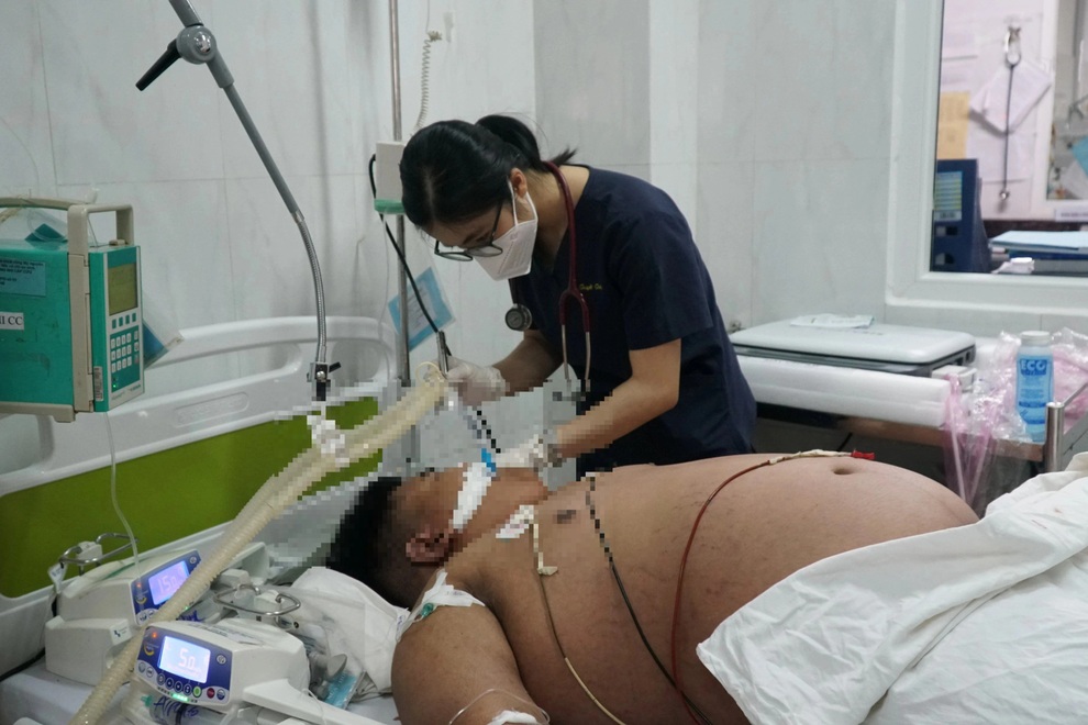 Cấp cứu bệnh nhi béo phì hơn 100 kg mắc sốt xuất huyết nặng - 1 Cấp cứu bệnh nhi béo phì hơn 100 kg mắc sốt xuất huyết nặng - 1