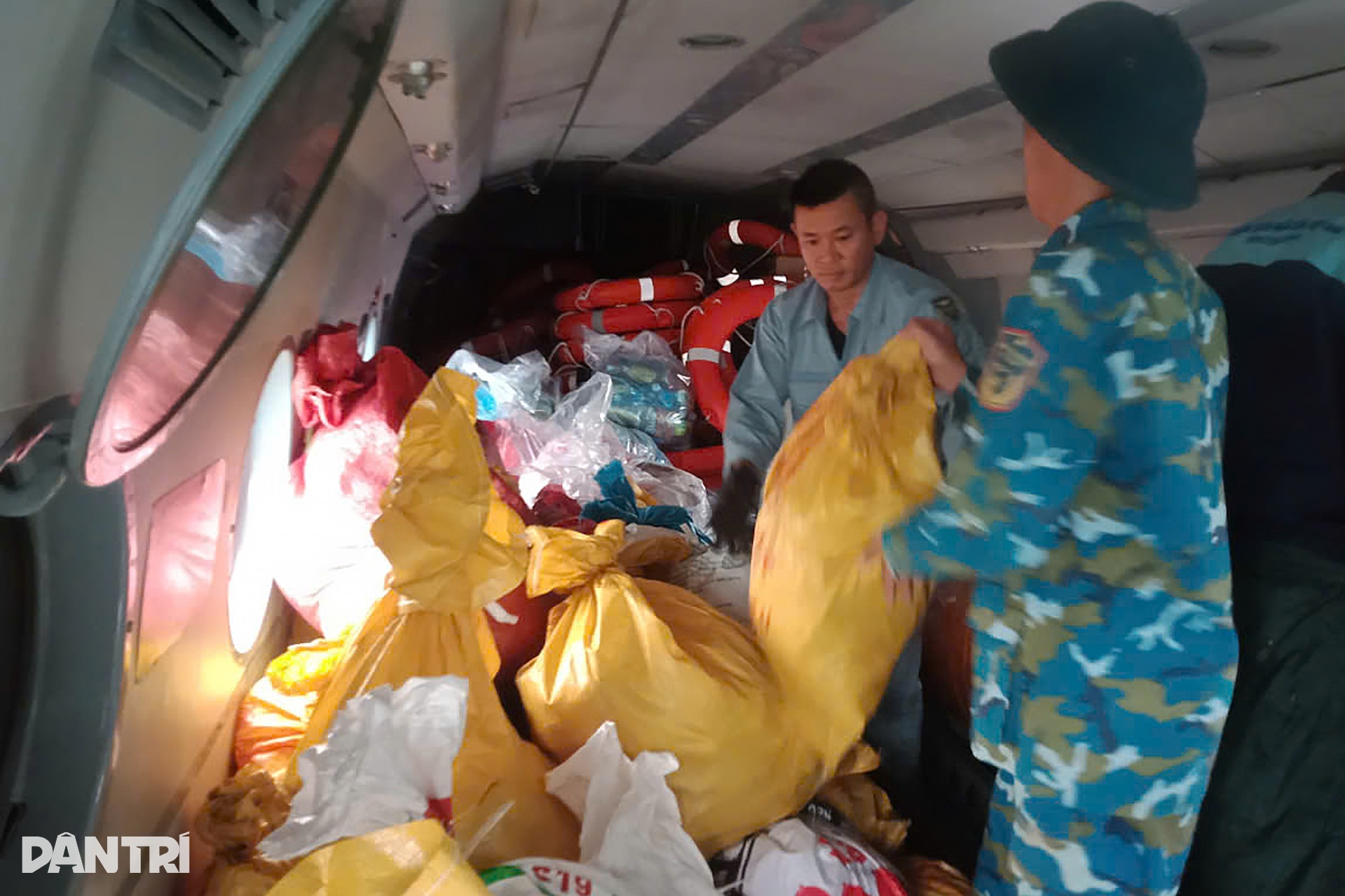 Trực thăng cất cánh liên tục, đưa hàng cứu trợ đến tay người dân miền Trung - 6 Trực thăng cất cánh liên tục, đưa hàng cứu trợ đến tay người dân miền Trung - 6