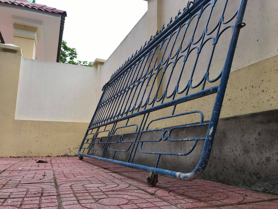 Cổng sắt trường Tiểu học sập, một nữ sinh lớp 3 bị thương - 4 Cổng sắt trường Tiểu học sập, một nữ sinh lớp 3 bị thương - 4