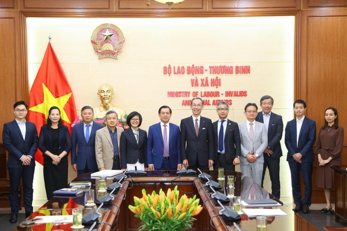 Hai bên chụp ảnh lưu niệm