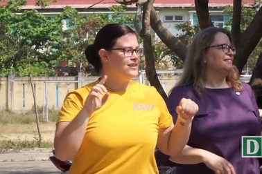 Hải quân Mỹ nhảy "Ghen Cô Vy" cùng trẻ em Đà Nẵng