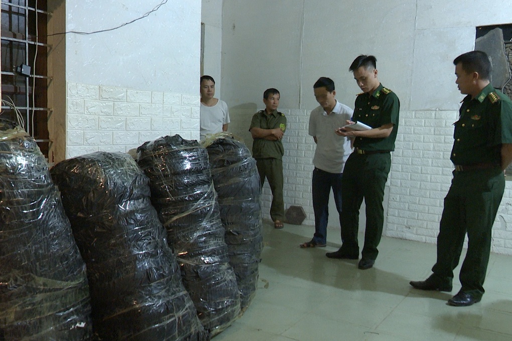 Nam thanh niên cất giấu hơn 2 tạ cần sa trên ô tô và phòng trọ - 2 Nam thanh niên cất giấu hơn 2 tạ cần sa trên ô tô và phòng trọ - 2