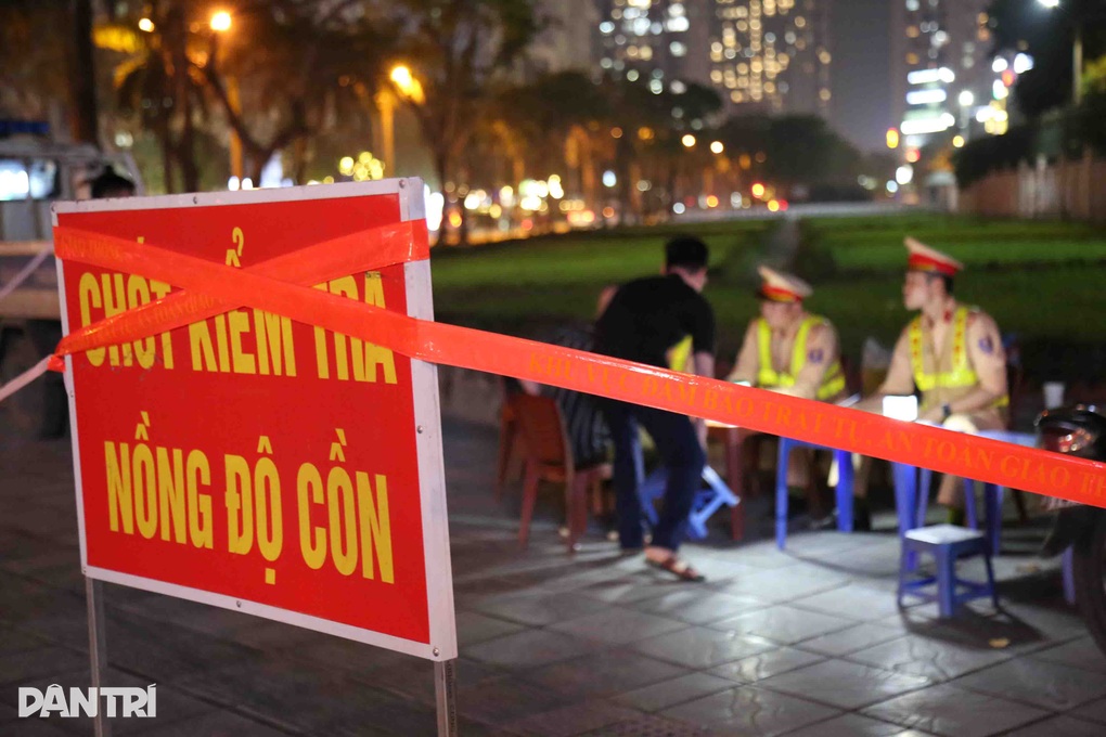 Vợ mang bầu vượt mặt, chồng uống rượu xong vẫn dùng xe máy đưa về nhà - 1 Vợ mang bầu vượt mặt, chồng uống rượu xong vẫn dùng xe máy đưa về nhà - 1