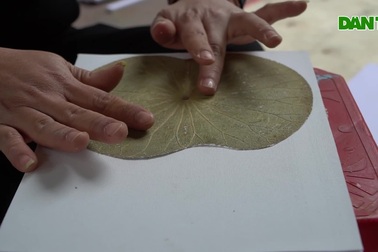 "Ông đồ" vẽ tranh trên lá sen, kín đơn đặt hàng dịp Tết