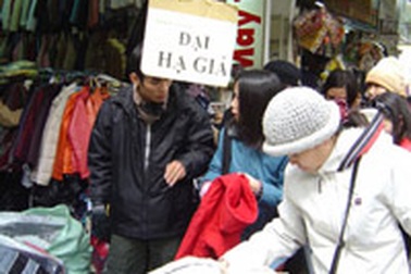 Dân Hà Nội đổ xô đi mua quần áo rét