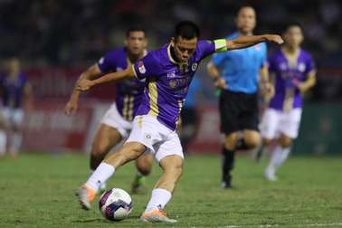 Tiền đạo Văn Quyết nghỉ hết V-League 2022