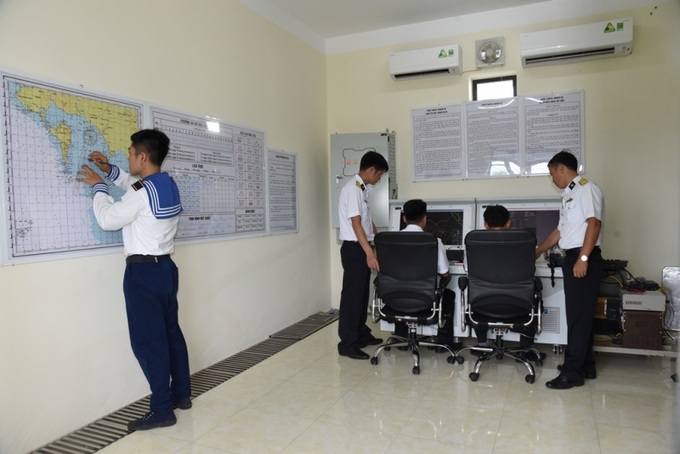 Trung tá Đinh Văn Phong, Phó Tiểu đoàn trưởng Tiểu đoàn 551 kiểm tra công tác sẵn sàng chiến đấu tại Trạm ra đa 625.