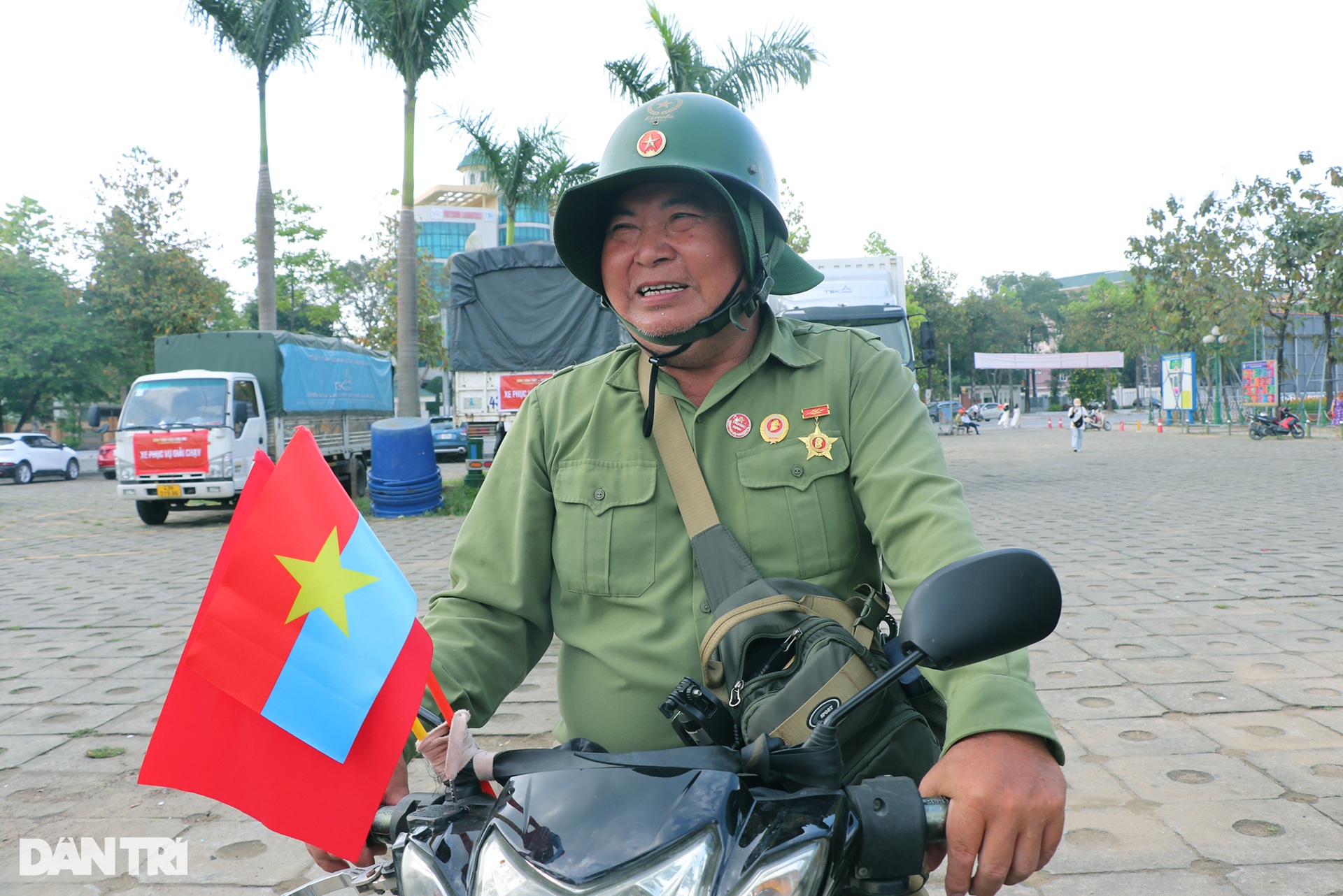 Người dân đổ về quảng trường Hồ Chí Minh lưu lại hình ảnh ngày lễ 30/4 - 4 Người dân đổ về quảng trường Hồ Chí Minh lưu lại hình ảnh ngày lễ 30/4 - 4