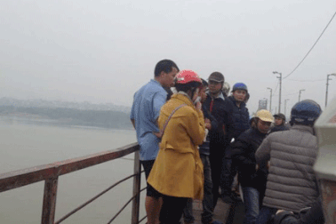 Hà Nội: Đôi trai gái bất ngờ nhảy cầu Long Biên