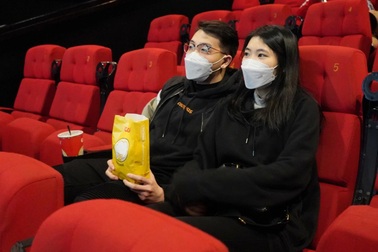 Các cặp đôi đổ xô hẹn hò đi xem phim ngày Hà Nội mở lại các cụm rạp