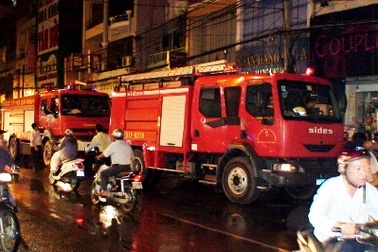 Tiểu thương hoảng loạn vì cháy nhà sát chợ Tân Định