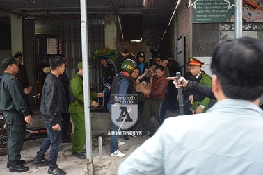 Cảnh sát khống chế đối tượng ngáo đá hung hãn, đòi "yêu" người phụ nữ hơn 16 tuổi