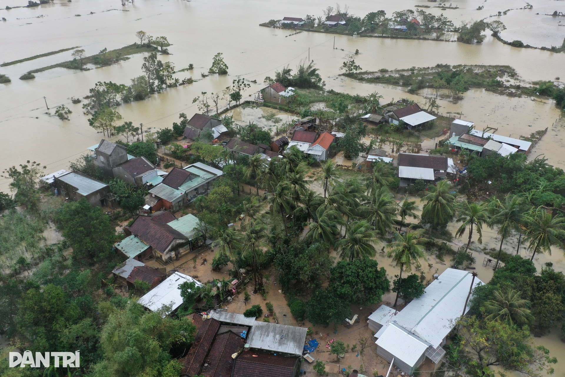 Những đám tang lạnh lẽo giữa vùng lũ chưa kịp rút ở Phú Yên - 8