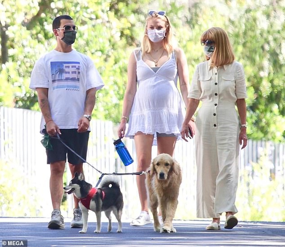 Sophie Turner bầu bí vẫn sành điệu - 3