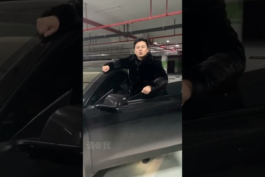 Yilong Ma trong một clip gây sốt mạng vì quá giống tỷ phú Elon Musk