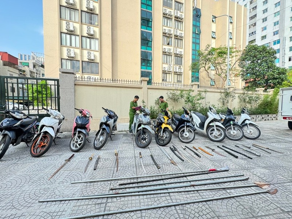 Bắt 26 người hỗn chiến trên nhiều tuyến phố Hà Nội - 1 Bắt 26 người hỗn chiến trên nhiều tuyến phố Hà Nội - 1