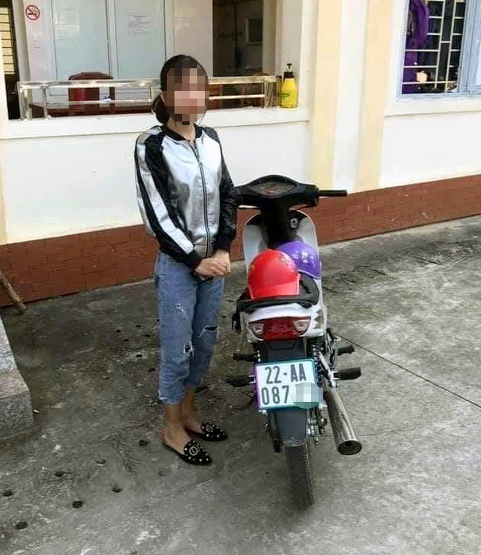 Nữ sinh điều khiển xe máy bằng... một chân - 3 Nữ sinh điều khiển xe máy bằng... một chân - 3