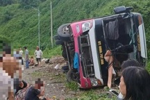 Xe khách lật trên dốc Cun "tử thần", ít nhất 2 người thương vong