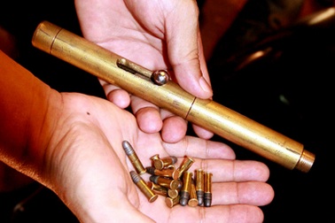 Hà Nội: “Thủ” 4 khẩu súng bút đưa bạn gái dạo phố