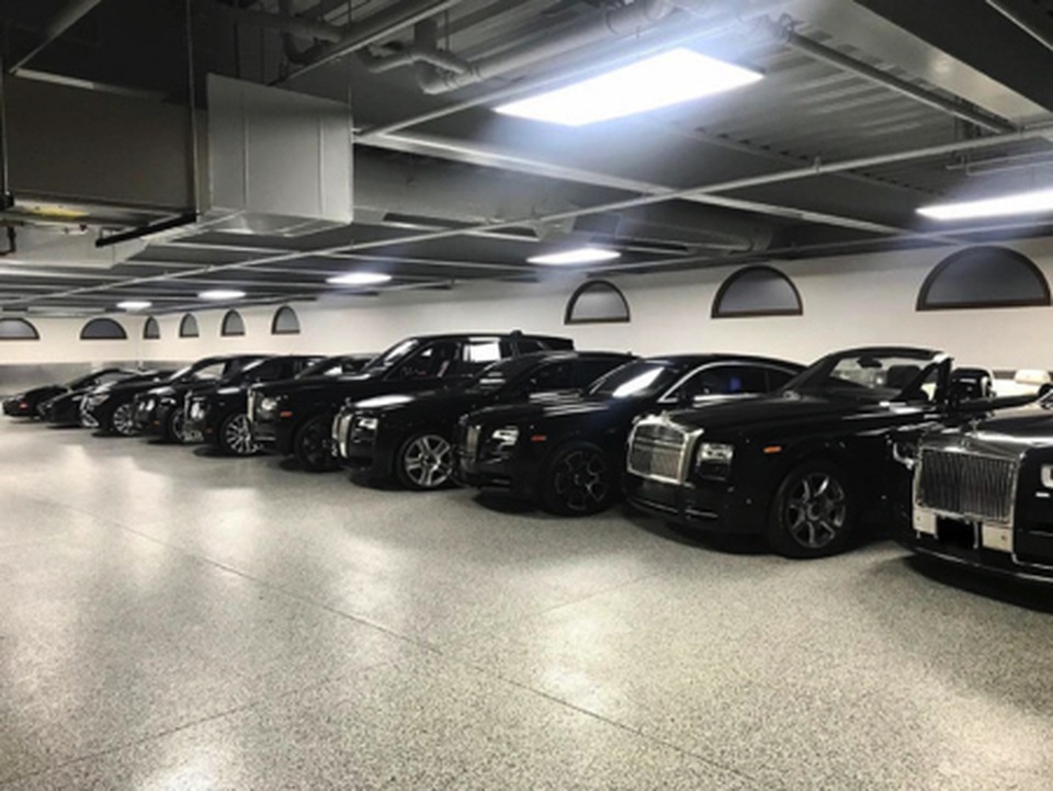 Floyd Mayweather chi hơn 4 tỉ đồng mua siêu xe tặng con gái “rượu” - 4 Floyd Mayweather chi hơn 4 tỉ đồng mua siêu xe tặng con gái “rượu” - 4