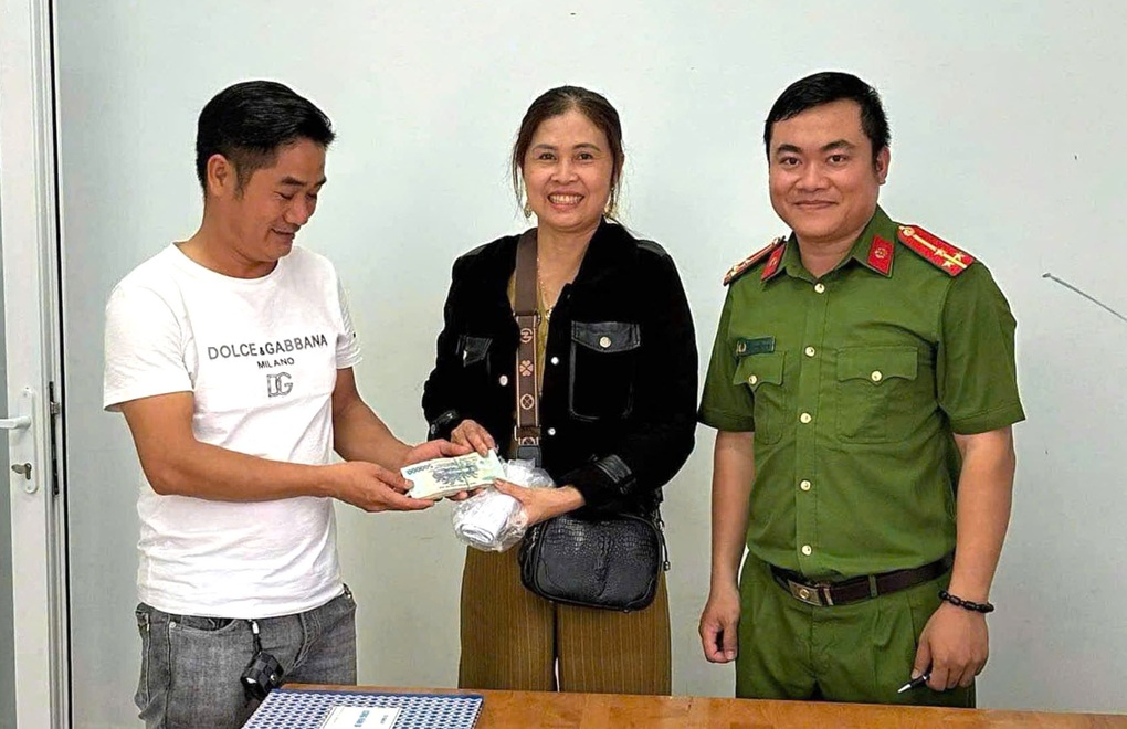 Lâm Đồng: 3 Đại úy công an nhặt được túi nilon chứa tiền trên quốc lộ - 1 Lâm Đồng: 3 Đại úy công an nhặt được túi nilon chứa tiền trên quốc lộ - 1