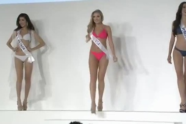 Thúy Vân bốc lửa với áo tắm