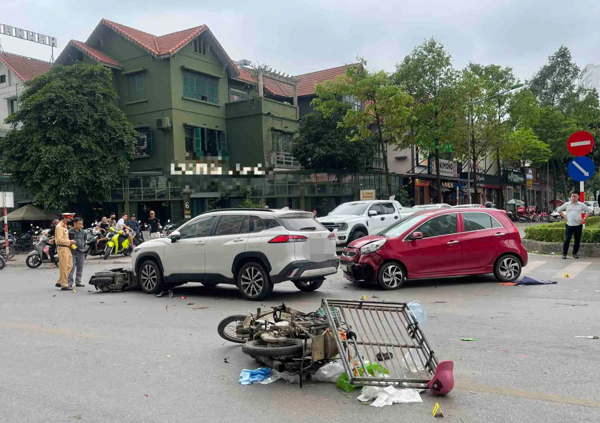 Hà Nội: Nữ tài xế ô tô gây tai nạn liên hoàn, 2 người bị thương - 1