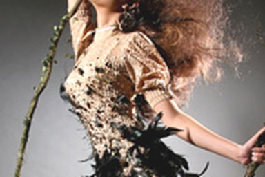 Thùy Dương tiếp tục dẫn đầu bình chọn qua mạng