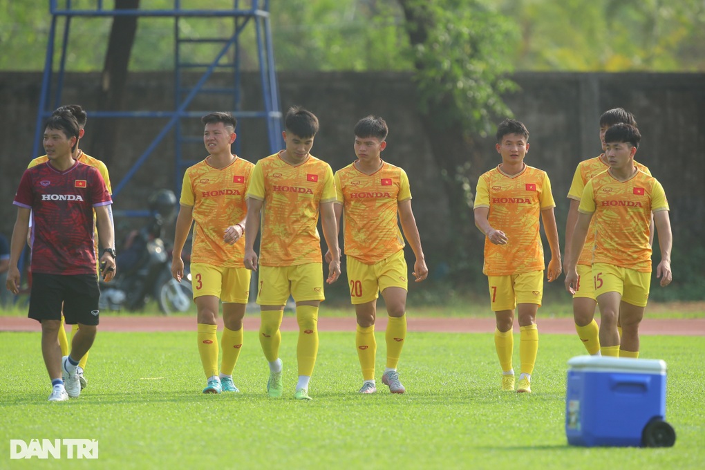 U22 Việt Nam vất vả rèn quân dưới thời tiết nắng gắt - 1 U22 Việt Nam vất vả rèn quân dưới thời tiết nắng gắt - 1