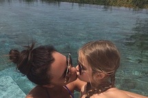 Bức ảnh Victoria Beckham hôn lên môi con gái Harper gây tranh cãi