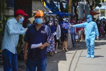 TPHCM: Người dân xếp hàng dài chờ lấy mẫu trước giờ giãn cách xã hội