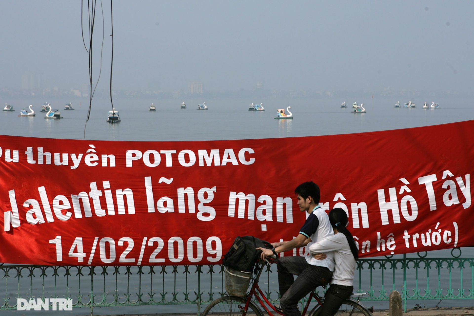 Ảnh ấn tượng tuần: Bộ đội dầm mưa tặng thực phẩm người dân TPHCM - 10 Ảnh ấn tượng tuần: Bộ đội dầm mưa tặng thực phẩm người dân TPHCM - 10