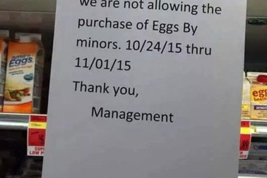 Vì Halloween "an toàn", không bán trứng cho trẻ vị thành niên