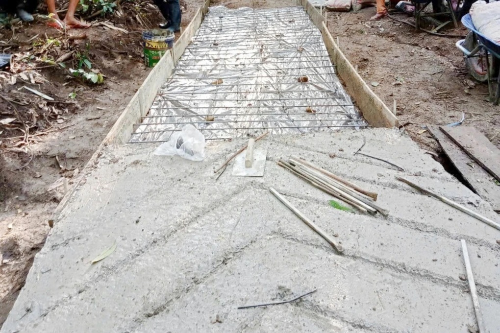 Người dân cõng cát, xi măng làm đường đến thôn biệt lập giữa rừng - 2 Người dân cõng cát, xi măng làm đường đến thôn biệt lập giữa rừng - 2