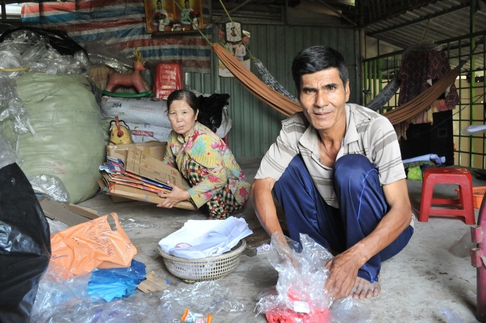 Cuộc sống cơ cực không ngờ của vợ chồng ve chai trả lại túi xách cả tỷ đồng - 1 Cuộc sống cơ cực không ngờ của vợ chồng ve chai trả lại túi xách cả tỷ đồng - 1