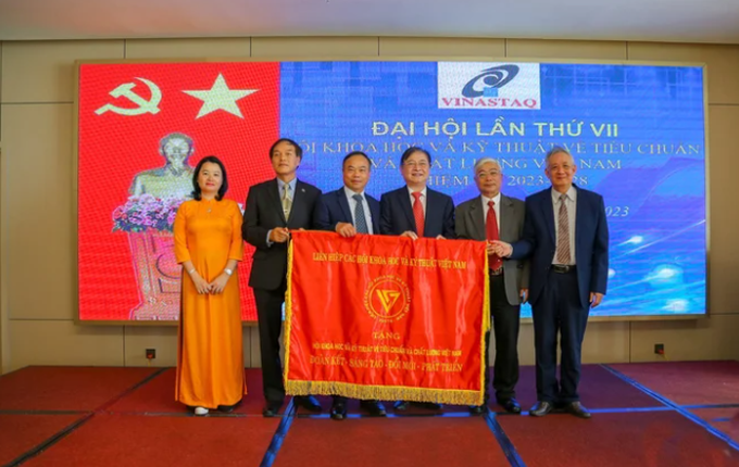 Ông Phan Xuân Dũng, Bí thư Đảng đoàn, Chủ tịch liên hiệp hội KH&KT Việt Nam trao tặng bức trướng cho Đại hội.