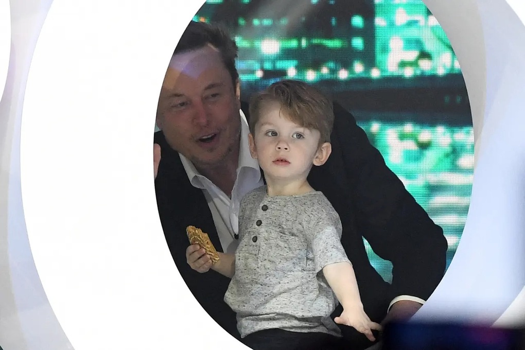 Tỷ phú Elon Musk khoe khéo tài chăm con, vừa dự sự kiện vừa bế quý tử - 2 Tỷ phú Elon Musk khoe khéo tài chăm con, vừa dự sự kiện vừa bế quý tử - 2