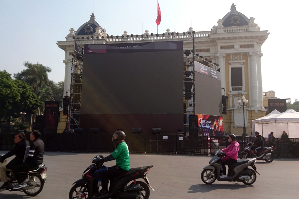 Không khí cổ vũ bóng đá rạo rực khắp Hà Nội - 12 Không khí cổ vũ bóng đá rạo rực khắp Hà Nội - 12