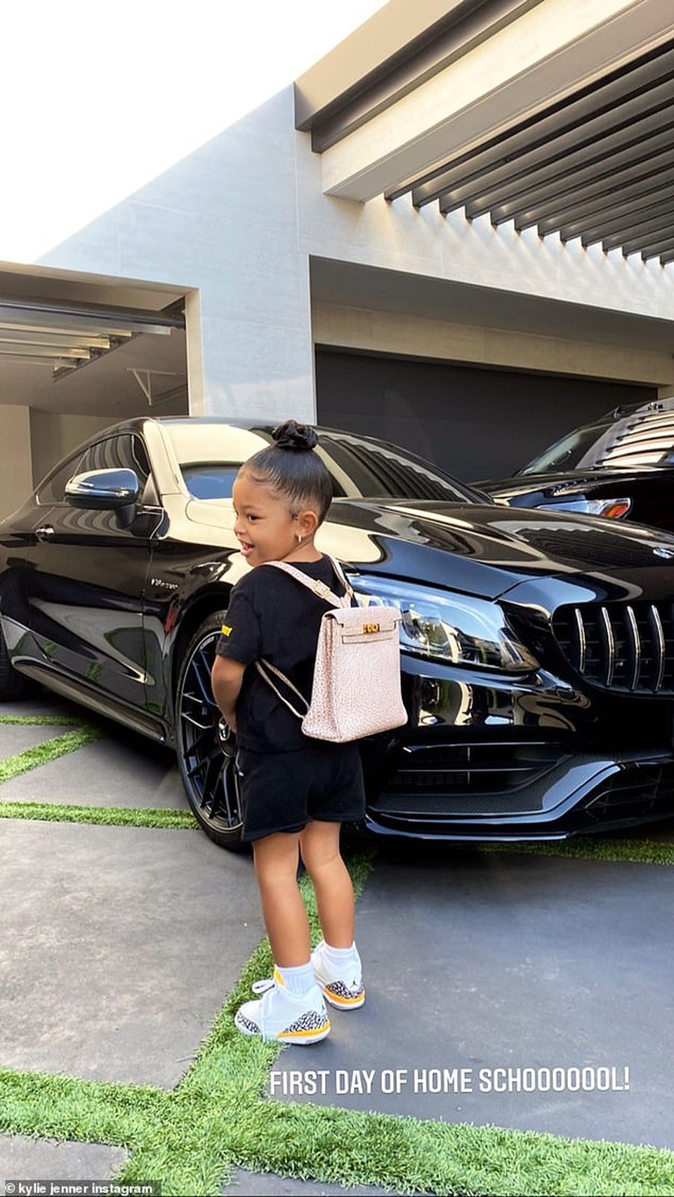 Tranh cãi chuyện Kylie Jenner mua ba lô gần 300 triệu đồng cho con nhỏ - 1 Tranh cãi chuyện Kylie Jenner mua ba lô gần 300 triệu đồng cho con nhỏ - 1