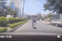 “Nữ ninja” đi xe máy và kiểu dừng chờ đèn đỏ kì dị