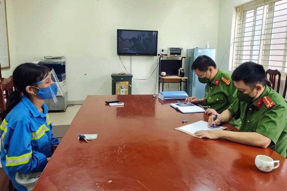 Hà Nội: Nữ lao công bị cướp được công an tặng xe máy - 2 Hà Nội: Nữ lao công bị cướp được công an tặng xe máy - 2