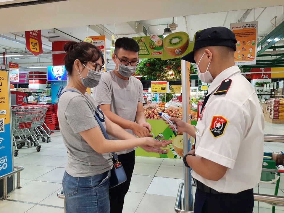 Siêu thị chuẩn bị sẵn gạo, mì gói, khẩu trang, người dân “tha hồ” mua sắm - 4 Siêu thị chuẩn bị sẵn gạo, mì gói, khẩu trang, người dân “tha hồ” mua sắm - 4